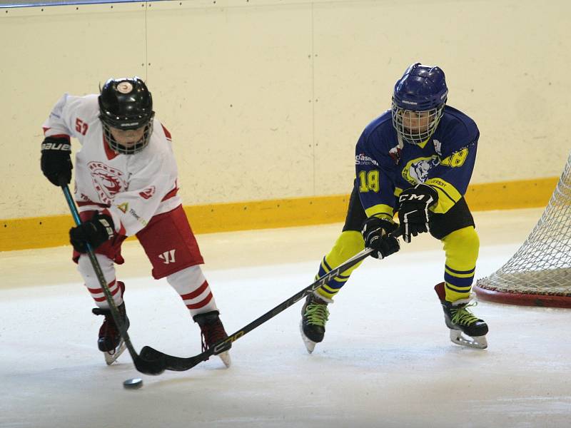 Sobotní Turnaj čtyř mladých 9letých hokejistů (ročník 2012) v Rožnově p. R. ovládli Oceláři z Třince před Berany ze Zlína.