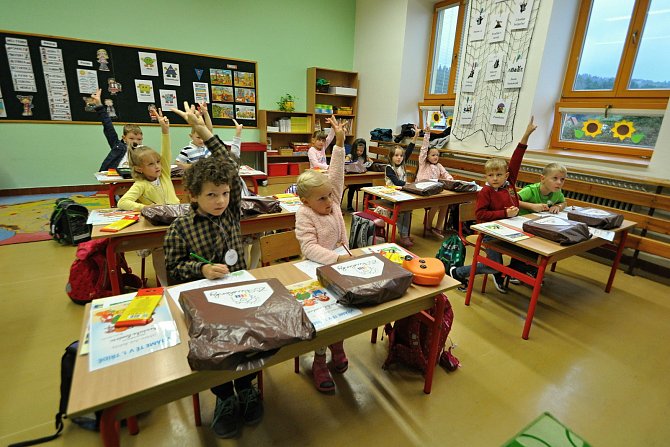 Do lavic základní školy v Huslenkách usedlo 1. září školního roku 2021/2022 patnáct prvňáčků.
