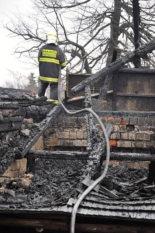 Hasiči dohašují rozsáhlý požár, který vážně poničil historickou budovy Libušína na Pustevnách postavenou podle architekta Dušana Jurkoviče; Pustevny, Prostřední Bečva, pondělí 3. března 2014.