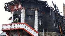 Hasiči dohašují rozsáhlý požár, který vážně poničil historickou budovy Libušína na Pustevnách postavenou podle architekta Dušana Jurkoviče; Pustevny, Prostřední Bečva, pondělí 3. března 2014.