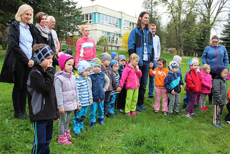 Děti z mateřské školy Krajczova ve Valašském Meziříčí zasadily 16. dubna 2018 na zahradě školky lípu u příležitosti 111. výročí zvolení TGM poslancem. Do zahradnických prací se pustily třídy Myšky, Berušky a Medvídci.