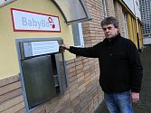 Výrobce babyboxů Zdeněk Juřica kontroluje ve čtvrtek 22. listopadu 2018 funkčnost nové schránky instalované v areálu Vsetínské nemocnice.