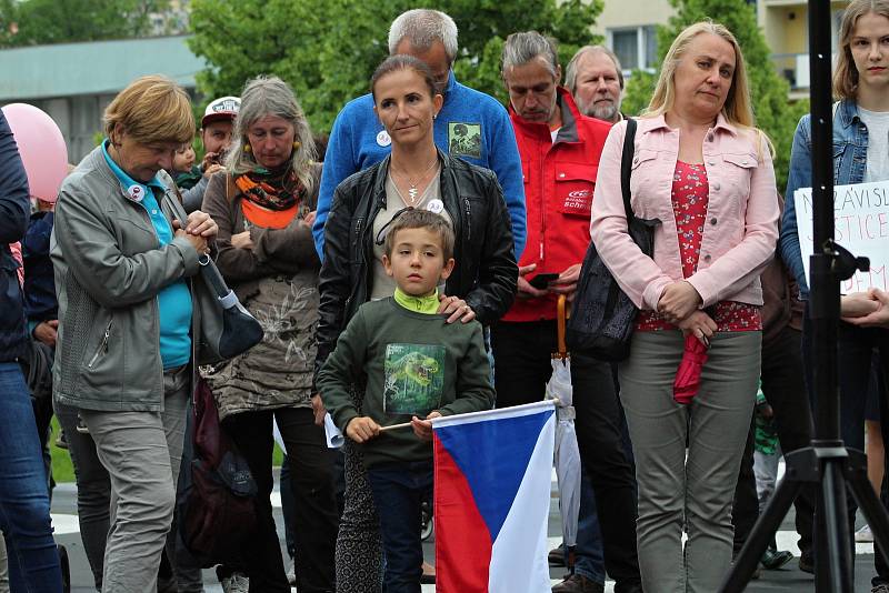 Na 250 lidí přišlo v úterý 28. května 2019 vyjádřit na vsetínské náměstí Svobody svůj nesouhlas s vládou Andreje Babiše.