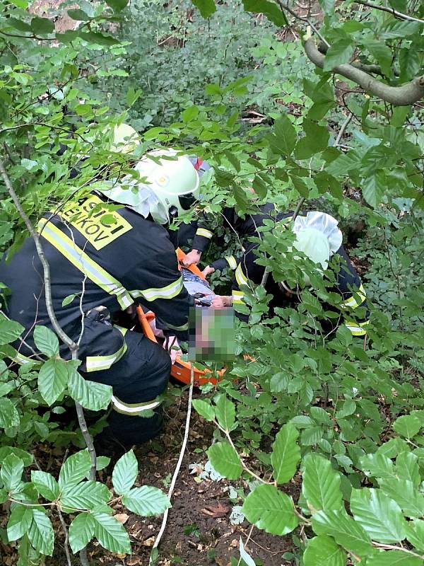 Záchranáři ve čtvrtek 22. srpna 2019 pomáhají zraněné houbařce ve vsetínské místní části Horní Jasenka.