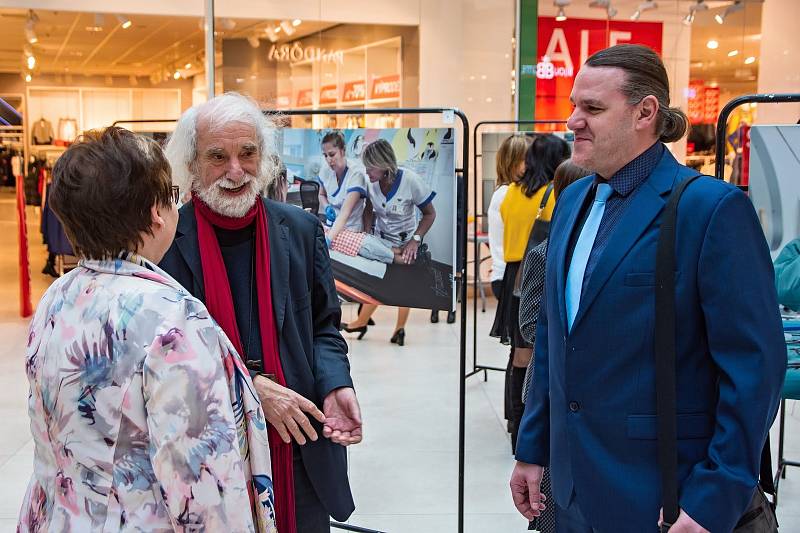 Fotograf Jindřich Štreit (uprostřed), ředitelka Vsetínské nemocnice Věra Prousková a její náměstek pro ošetřovatelskou péči Pavel Šupka.na vernisáži kolekce fotografií Jindřicha Štreita s názvem Jsem sestra  v olomoucké Galerii Šantovka.