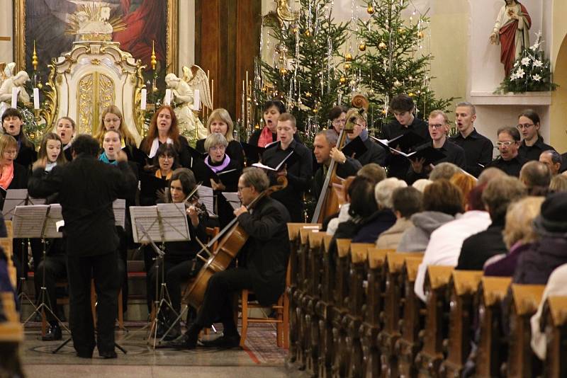 Pěvecký sbor Sonet uspořádal ve středu 27. prosince 2017 v kostele Nanebevzetí Panny Marie tradiční vánoční koncert.