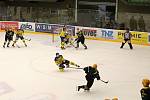 Ve čtvrtém utkání letošní hokejové sezony WSM ligy se ve středu 20. září střetli Na Lapači dlouholetí rivalové. VHK Robe Vsetín hostil HC Zubr Přerov.