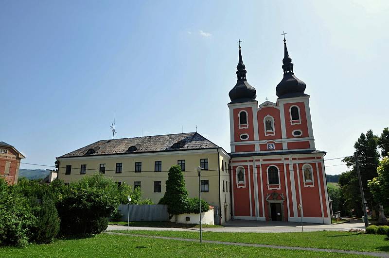 Zašová - poutní kostel Navštívení Panny Marie v Zašové a budova bývalého trinitářského kláštera