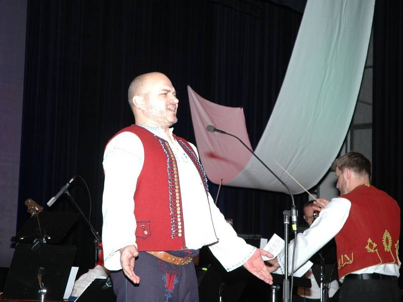 Kulturní sezonu roku 2016 zahájil v neděli ve Vsetíně novoroční koncert pěveckých a instrumentálních sólistů Valašského orchestru lidových nástrojů. 