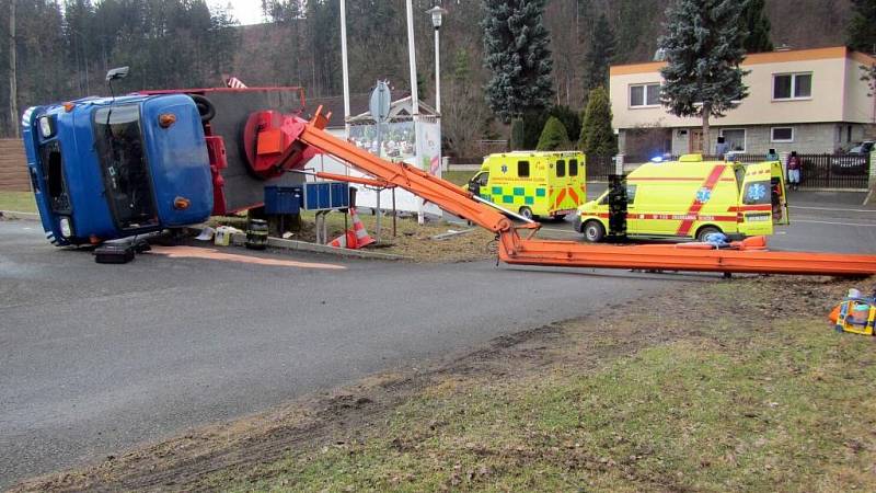 S dvěma muži se v Horní Bečvě převrátila automobilová plošina