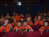 Své kamarády a sportovní vzory přišli na vyhlašování podpořit malí hokejisti z oddílu Černých vlků (na snímku). 