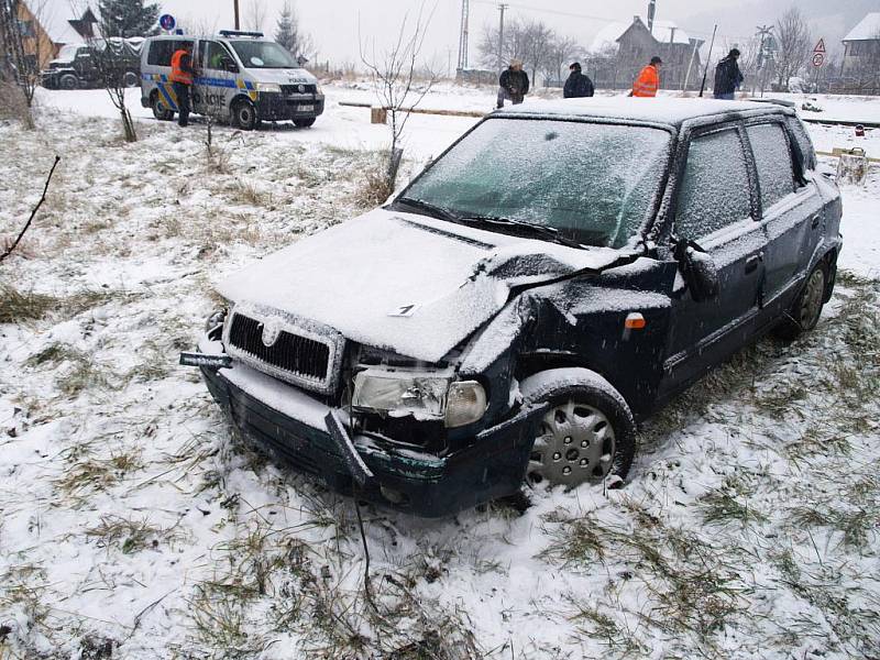 Motoristy na Valašsku potrápil ve středu 21. prosince první letošní sníh. Dva řidiči (v Halenkově a Zašové) se srazili s vlakem.
