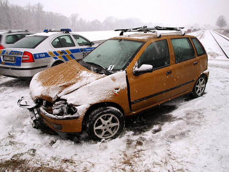 Motoristy na Valašsku potrápil ve středu 21. prosince první letošní sníh. Dva řidiči (v Halenkově a Zašové) se srazili s vlakem.