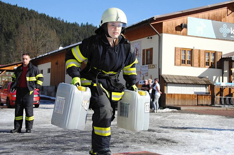 Hasička Zdeňka Mrňková na trase závodu Zimní železný hasič pod sjezdovkou Razula ve Velkých Karlovicích; neděle 1. března 2020