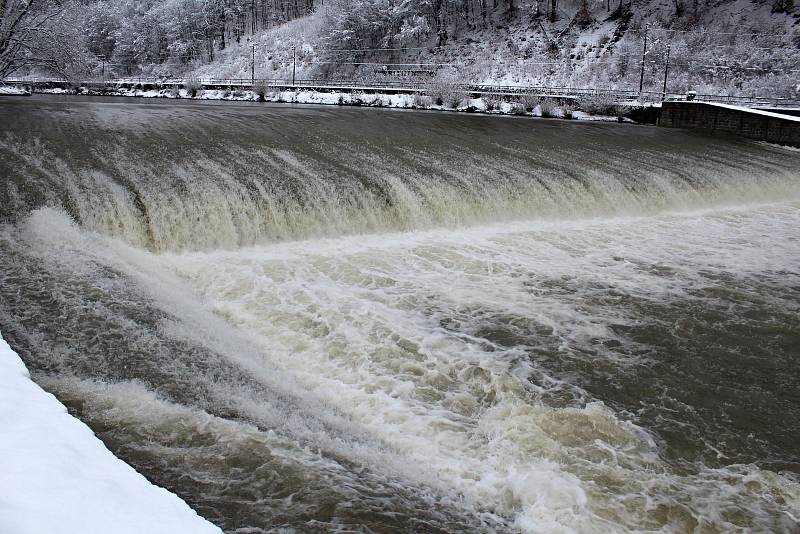Prudké oteplení a srážky začátkem února 2019 zvedlo hladinu Bečvy až dvojnásobně. Zvýšený průtok byl patrný na splavu v sídlišti Ohrada.