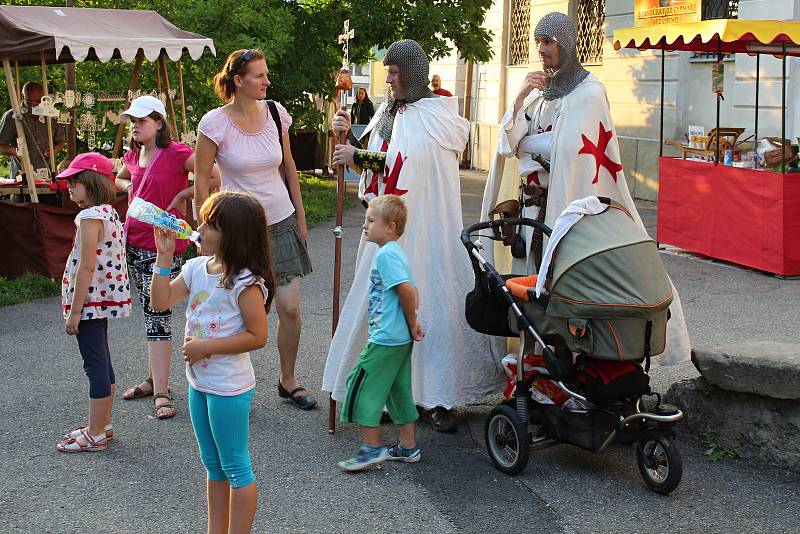 Rytíři na zámku. Skupiny historického šermu, kejklíři, tanečníci, doboví hudebníci o doprovodný program. To vše lákalo k návštěvě Vsetínského zámku a hvězdárny, kde se konal 7. ročník Templářských slavností.