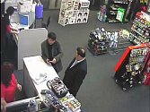 Průmyslová kamera zachytila muže při krádeži mobilů. 