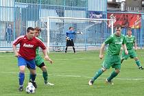 V zápase okresního přeboru fotbalisté Vsetína B (červené dresy) porazili rezervu Velkých Karlovic+Karolinky 2:0.