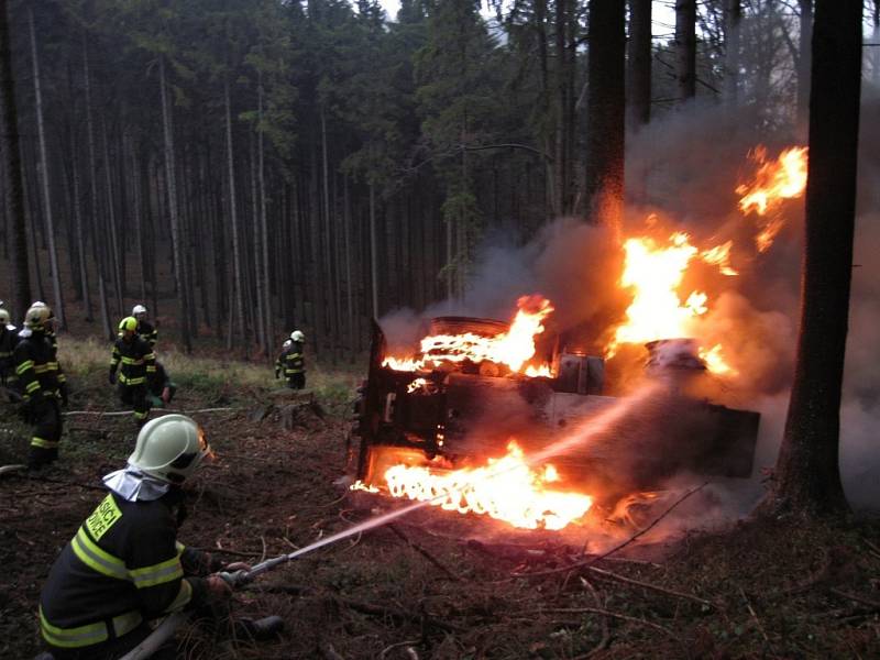 Traktor po nárazu do stromu začal hořet; Podolí u Valašského Meziříčí; neděle 27. listopadu 2016