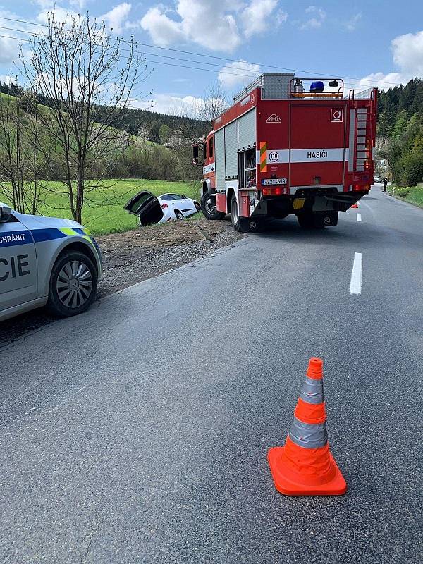 Záchranáři zasahují ve čtvrtek 5. května 2022 dopoledne u havárie osobního vozu Hyundai v Hošťálkové na Vsetínsku.