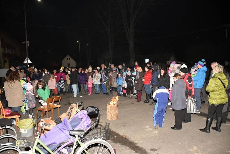 V Janové si u cimbálové muziky koledy s Deníkem zazpívalo na osmdesát místních lidí. Akci spojili s jarmarkem výrobků mladých hasičů a dětí z janovské mateřinky. Výtěžek z prodeje půjde na jejich činnost.