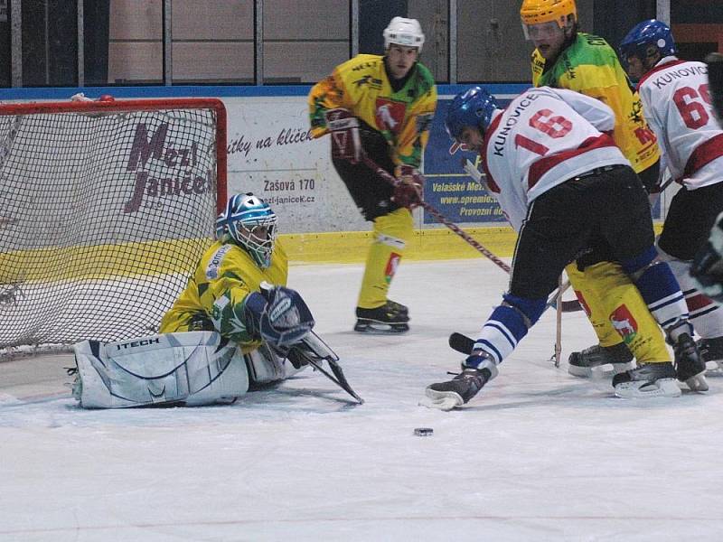 V utkání 6. kola amatérské ligy hokejistů HC Velké Karlovice (žluté dresy) – HC Kunovice skončilo 10:4.