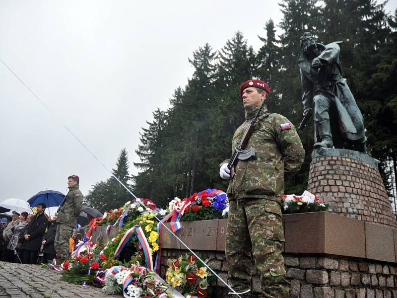 Pietní akt u příležitosti 70. výročí Slovenského národního povstání u památníku 1. čs. brigády Jana Žižky na Bumbálce na Česko-slovenském pomezí. Velké Karlovice/Makov, středa 27. srpna 2014.