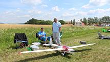 Na druhý ročník Aviatického dne, který se konal v sobotu 15. července v Poličné, dorazily tisíce lidí. Hvězdou programu byl akrobatický pilot Martin Šonka. Při jeho letecké show se divákům tajil dech.