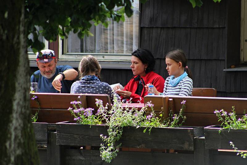 Velké Karlovice se těší velké oblibě turistů. Výjimkou nebyl ani poslední prázdninový týden roku 2020.