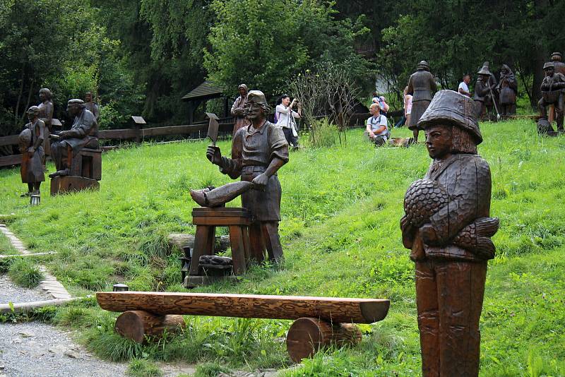 Velké Karlovice se těší velké oblibě turistů. Výjimkou nebyl ani poslední prázdninový týden roku 2020. K prohlídce láká galerie soch a kaple sv. Huberta v údolí Pluskovec.