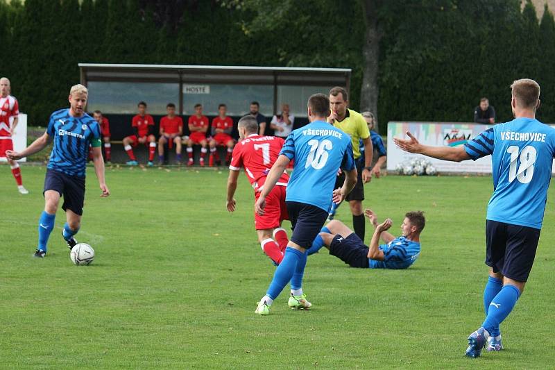 Fotbalisté Vsetína (v červených dresech) v neděli odpoledne vyhráli ve Všechovicích 4:3.