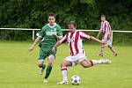 Fotbalisté Valašského Meziříčí (červenobílé dresy) na hřišti v Podlesí prohtáli s Karvinou B vysoko 0:5. 