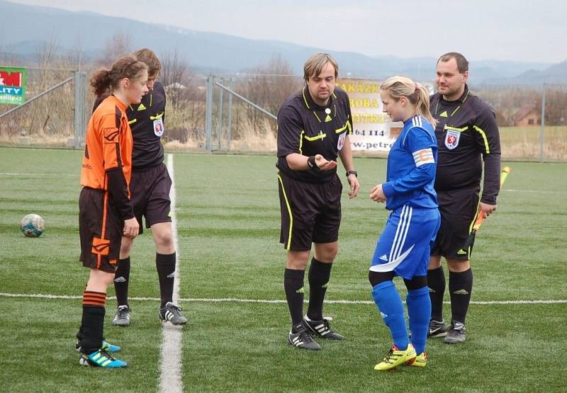 V prvním jarním utkání fotbalistky Valašského Meziříčí (oranžové dresy) podlehly Olomouci 1:4.