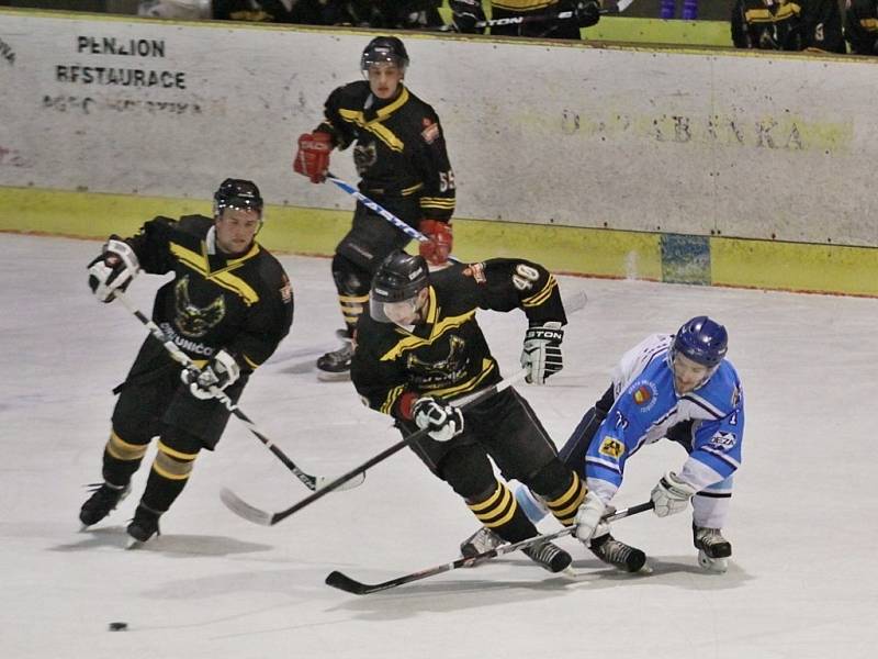 Hokejisté Valašského Meziříčí (bílé dresy) vyhráli v Uničově 4:3 a zachránili druhou ligu. 