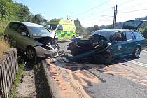 Nehoda dvou aut a motorky uzavřela v sobotu odpoledne silnici u Jablůnky na Vsetínsku. 8. července 2023