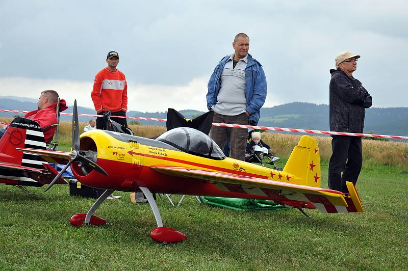 Obří modely akrobatických letadel mají rozpětí 3 metry, váží 20 kg a létají až 220 km/h. Nebe nad Poličnou zaplní v sobotu a neděli 23. a 24. černva 2018