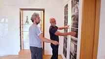 Vsetínští autoři, akademický sochař Miroslav Machala a fotograf Robert Goláň uspořádají společnou výstavu svých děl ve vsetínské Galerii Stará radnice.
