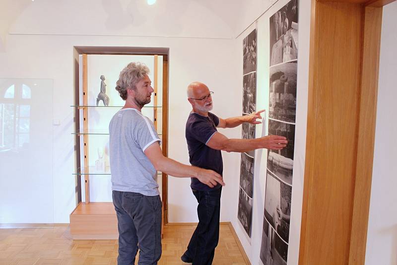 Vsetínští autoři, akademický sochař Miroslav Machala a fotograf Robert Goláň uspořádají společnou výstavu svých děl ve vsetínské Galerii Stará radnice.