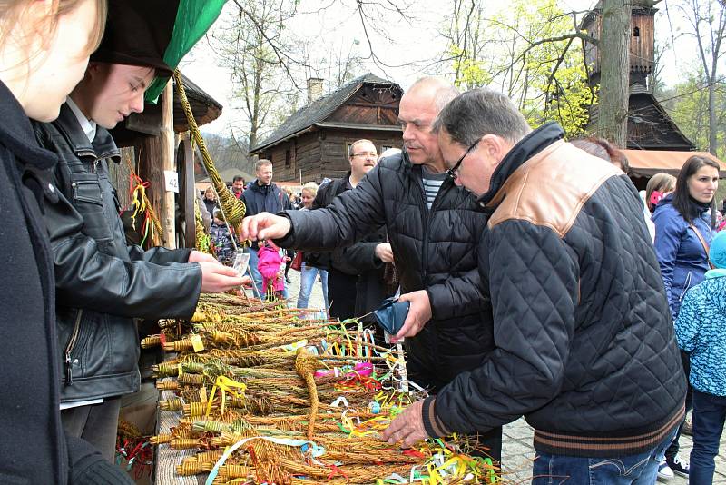 První den třídenního programu Velikonoce na Valašsku ve Valašském muzeu v přírodě v Rožnově pod Radhoštěm přilákal tisíce lidí. Všichni návštěvníci měli možnost zhlédnout tradiční zdobení kraslic či pletení pomlázek. Nakoupit mohli nepřeberné množství výr