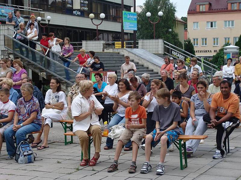 Před Vsetínskou radnicí zatančili ve středu tanečníci z Nového Zélandu.