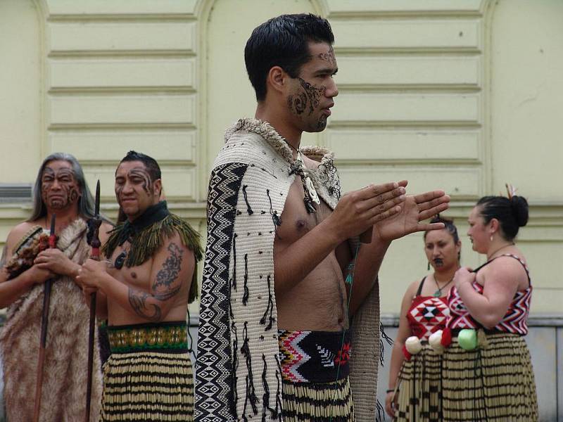 Před Vsetínskou radnicí zatančili ve středu tanečníci z Nového Zélandu.