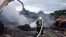 V Jablůnce hořela hromada s 200 tunami briket