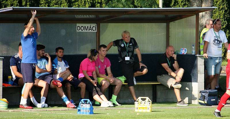 Fotbalisté Valašského Meziříčí (v červených dresech) prohráli na hřišti ve Všechovicích 0:2.