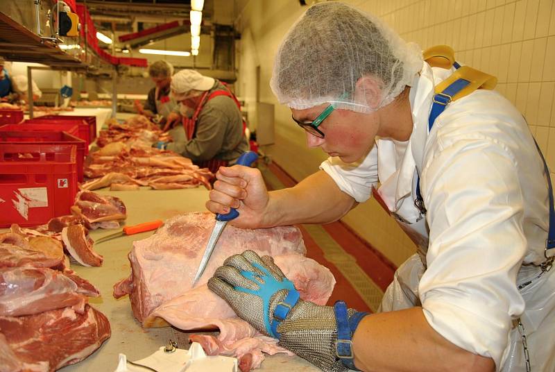 Soutěžící zpracovávají vepřové maso na celostátní soutěži mladých řezníků a uzenářů na Integrované střední škole - Centru odborné přípravy ve Valašském Meziříčí