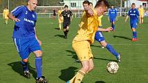 Fotbalisté Velkých Karlovic+Karolinky (žluté dresy) doma prohráli s Petrovicemi 0:4. 