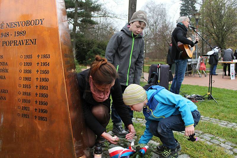 Desítky lidí si u příležitosti Dne boje za svobodu a demokracii připomněly historicky významný den. U památníku obětem totality v Panské zahradě ve Vsetíně zavzpomínala na listopadové události zástupci města a Blanka Andělová ze Svazu bojovníků za svobodu