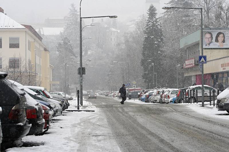 První sníh zasypal 30. listopadu 2017 ulice Vsetína.