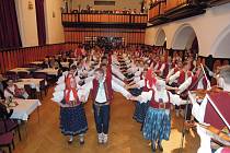 Sezonu plesů ve Valašském Meziříčí odstartoval Bačovský bál, který byl letos spojený také s bálem Vševalašským. Do kulturního zařízení v zámku Žerotínů dorazilo třináct folklorních souborů z celé Moravy. 