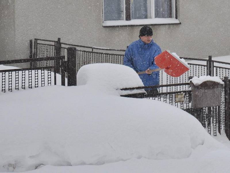 Lidé na Valašsku bojují s přívaly sněhu. V šesti vesnicích už byl vyhlášen kalamitní stav