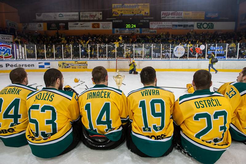 Šesté kolo kvalifikace o WSM ligu, zápas mezi týmy HC Vlci Jablonec nad Nisou a VHK ROBE Vsetín, se odehrálo 13. dubna na zimním stadionu v Jablonci nad Nisou. Na snímku radost hokejistů Vsetína.